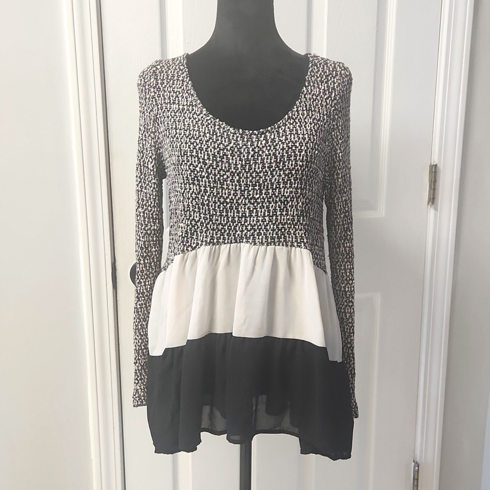 Entro multi tiered stretchy knit/ chiffon top. Small
